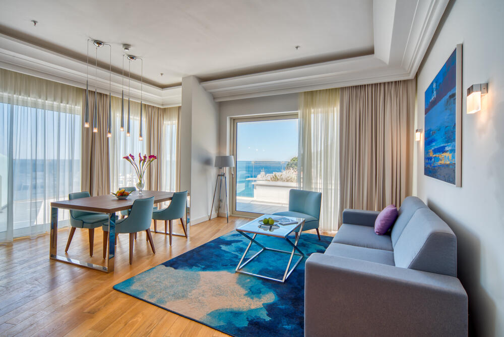 <p>Odlučili smo da one koji planiraju odmor u prvoj polovini jula, obradujemo junskim cijenama i specijalnom ponudom po kojoj u pratnji dvije odrasle osobe jedno dijete do 10 godina ima besplatan boravak a drugo dijete od 2 do 12 godina ostvaruje 50% popusta</p>