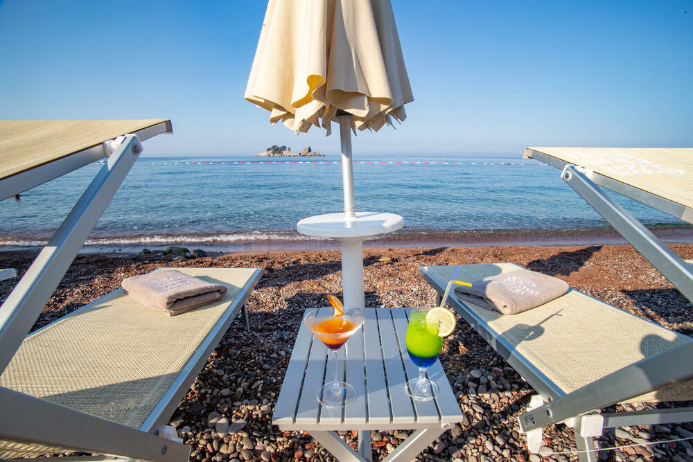 <p>Odlučili smo da one koji planiraju odmor u prvoj polovini jula, obradujemo junskim cijenama i specijalnom ponudom po kojoj u pratnji dvije odrasle osobe jedno dijete do 10 godina ima besplatan boravak a drugo dijete od 2 do 12 godina ostvaruje 50% popusta</p>