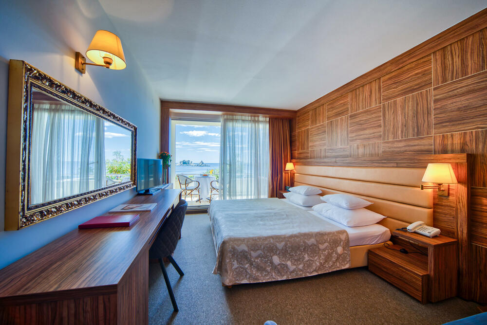 <p>Odlučili smo da one koji planiraju odmor u prvoj polovini jula, obradujemo junskim cijenama i specijalnom ponudom po kojoj u pratnji dvije odrasle osobe jedno dijete do 10 godina ima besplatan boravak a drugo dijete od 2 do 12 godina ostvaruje 50% popusta</p>