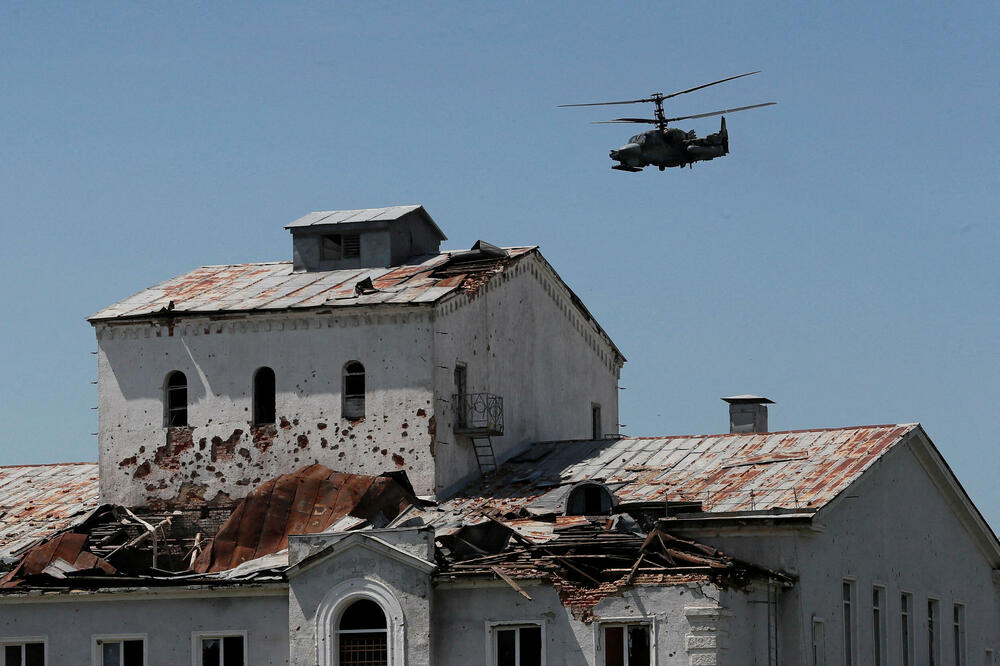 Ruski jurišni helikopter “aligator Ka-52” u gradu Popasna u Luganskoj oblasti, Foto: Rojters