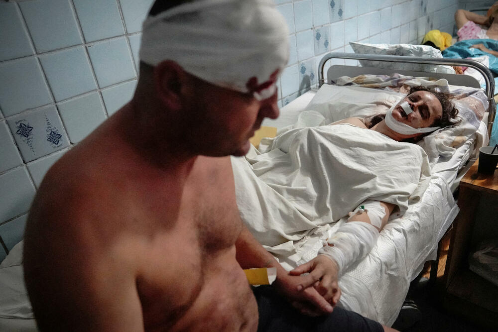 Ukrajinski par koji je povrijeđen u napadu na tržni centar u Kremenčuku 