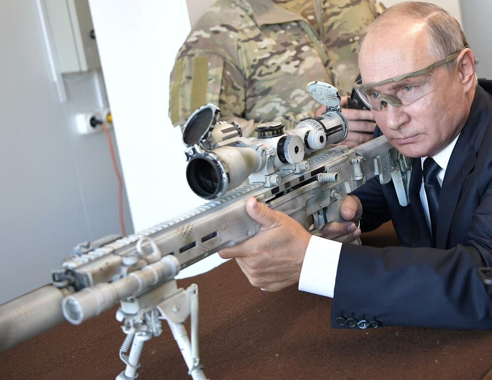 Putin nišani iz snajpera 'čukavin' proizvođača Kalašnjikov