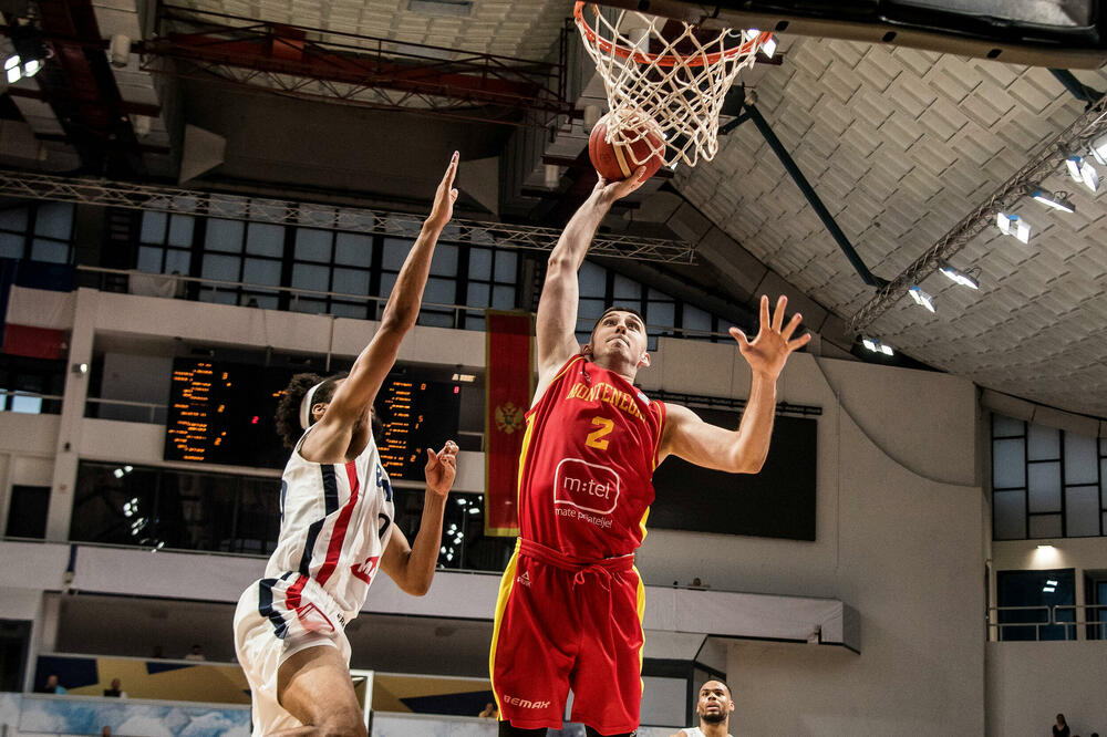 Sa tri efektna zakucavanja Ilić je oduševio navijače, Foto: FIBA