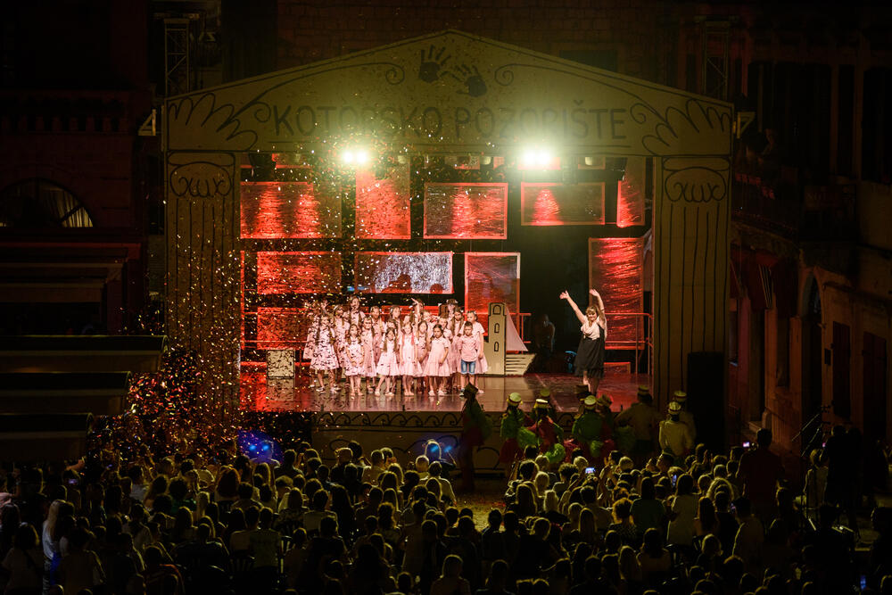 <p>Večeras književni program "Ršumdan u Kotoru", u okviru kog će gost biti čuveni dječji pjesnik Ljubivoje Ršumović. Ulaz za sve predstave besplatan</p>