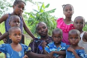 Samohrani otac iz Nigerije sam podiže sedmoro djece, svi rođeni...