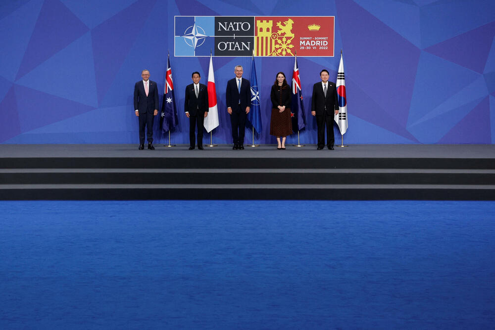 Australijski premijer Entoni Albaneze, japanski premijer Fumio Kišida, Jens Stoltenberg,  premijerka Novog Zelanda Jasinda Ardern i predsjednik Južne Koreje Jun Suk-jeol na NATO samitu u Madridu