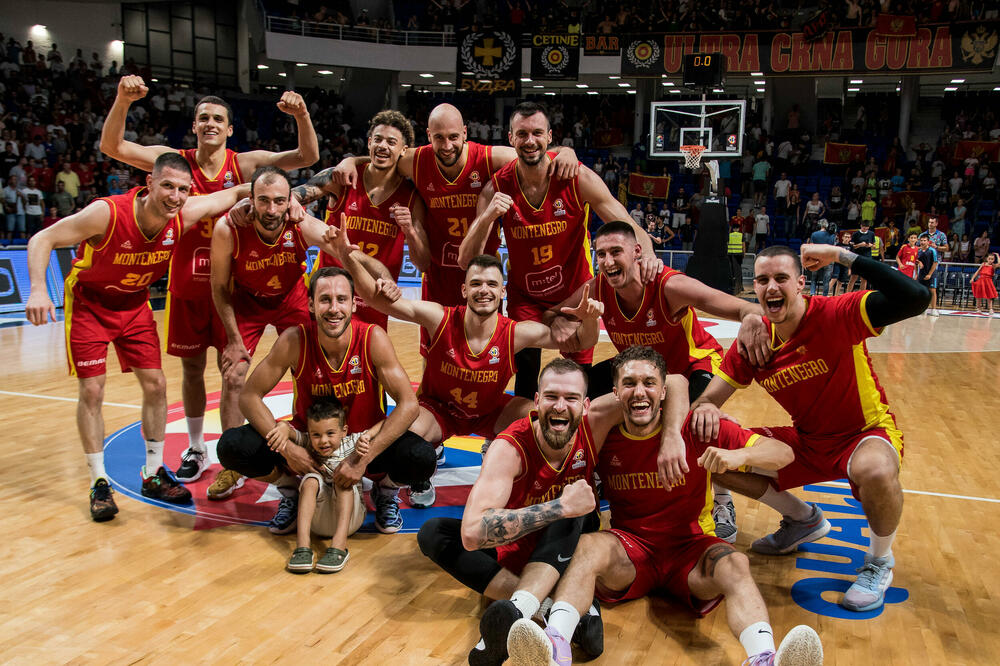 Slavlje košarkaša Crne Gore nakon pobjede nad Francuskom, Foto: Risto Božović/FIBA
