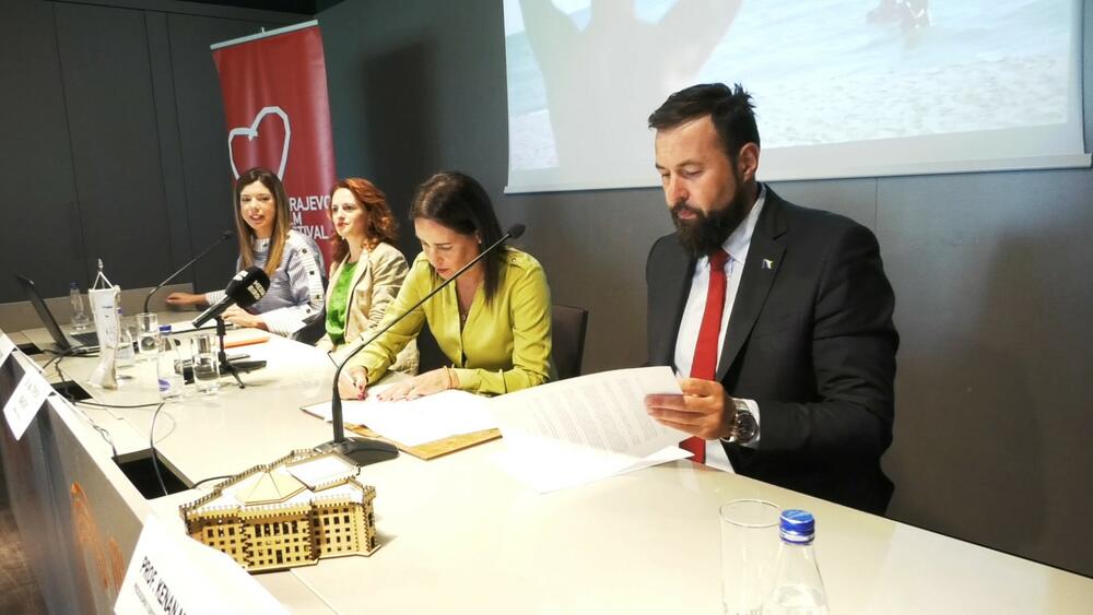 <p>Nacionalna turistička organizacija Crne Gore i Turistička zajednica Kantona Sarajeva potpisali su protokol o saradnji i, sudeći prema riječima potpisnika, ovo je tek prvi korak ka zajedničkom unapređenju turističke ponude dvije organizacije.</p>