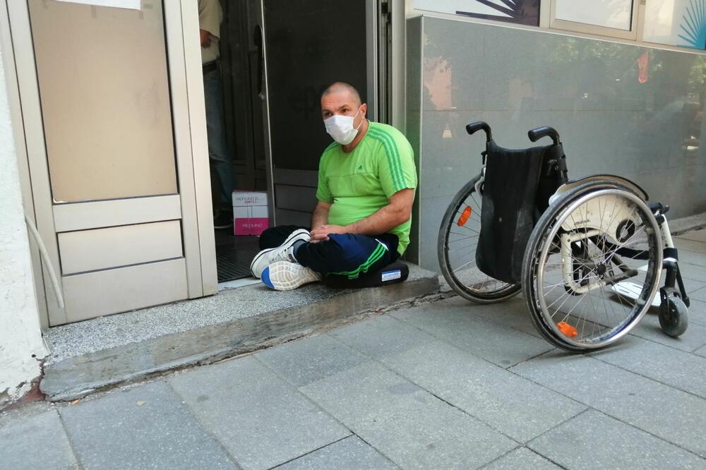 Bahović tokom protesta ispred EPCG, Foto: Jadranka Ćetković