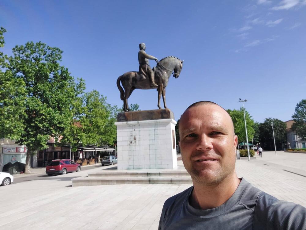 <p>"Dnevno pređem od 20 do 25 kilometara, a rekord koji sam napravio je 35 kilometara u jednom danu. Ali, teško je”, priznaje Metod</p>