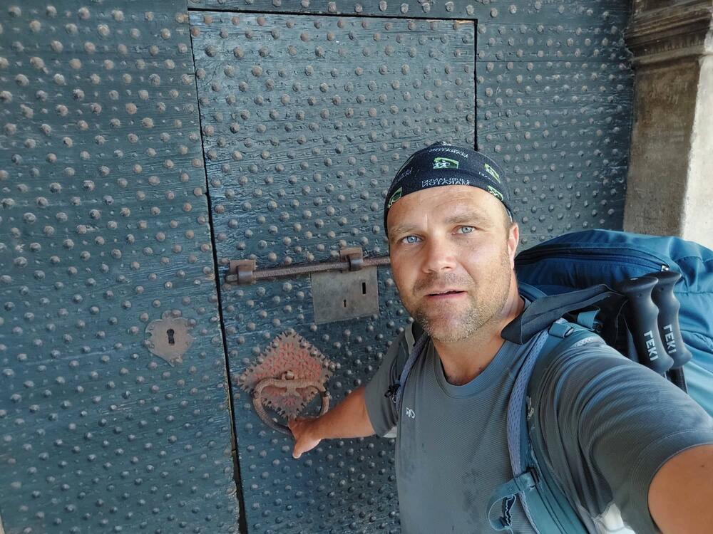 <p>"Dnevno pređem od 20 do 25 kilometara, a rekord koji sam napravio je 35 kilometara u jednom danu. Ali, teško je”, priznaje Metod</p>