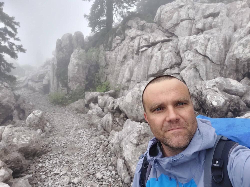 <p>"Dnevno pređem od 20 do 25 kilometara, a rekord koji sam napravio je 35 kilometara u jednom danu. Ali, teško je”, priznaje Metod</p>