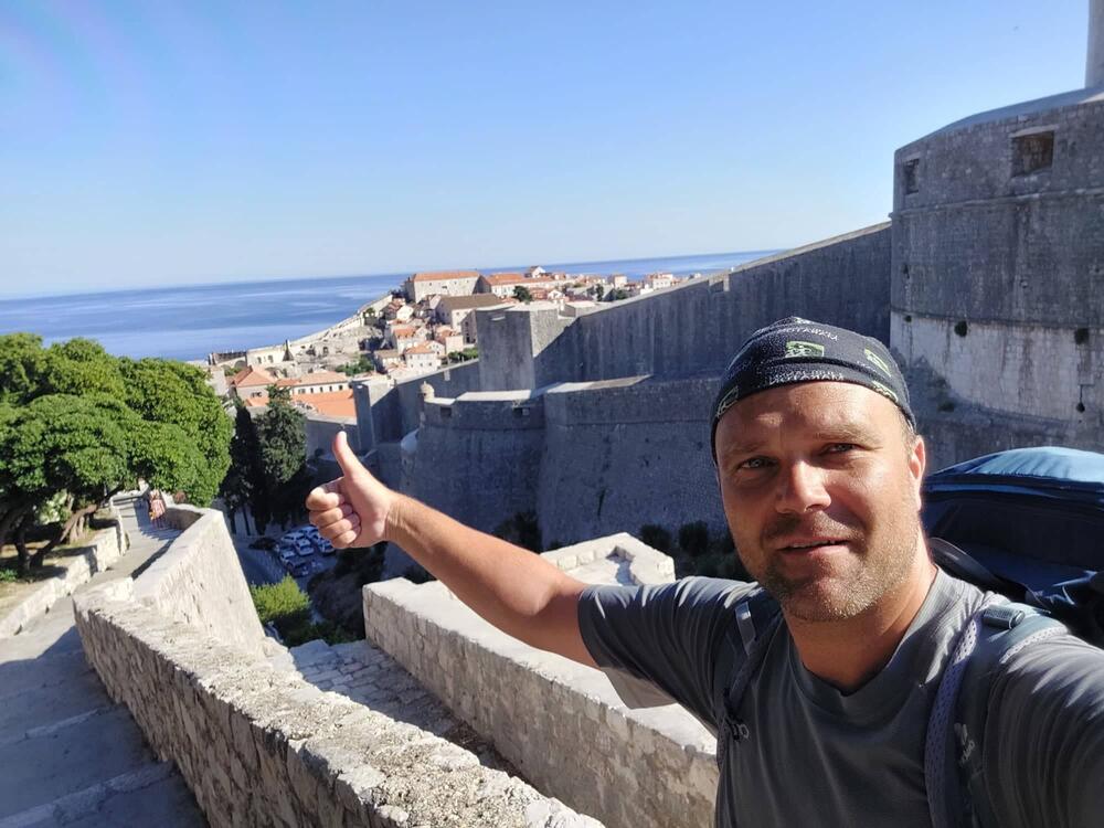 <p>"Dnevno pređem od 20 do 25 kilometara, a rekord koji sam napravio je 35 kilometara u jednom danu. Ali, teško je”, priznaje Metod</p>