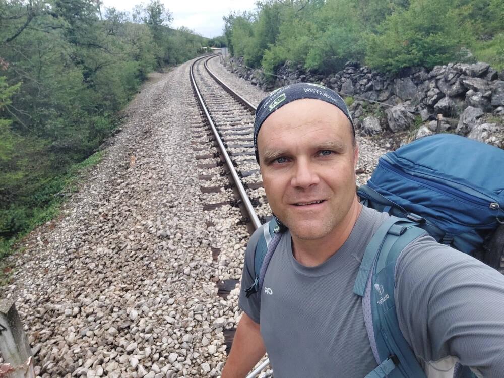 <p>"Dnevno pređem od 20 do 25 kilometara, a rekord koji sam napravio je 35 kilometara u jednom danu. Ali, teško je”, priznaje Metod</p>