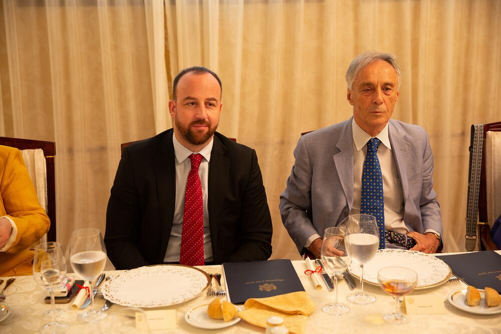 <p>Bošnjak je kazala da su Crna Gora i San Marino prijateljske zemlje sa prostorom za dalje unapređenje odnosa, budući da su obje države u Evropi koje, iako male, kako je rekla, imaju snage za velike stvari i procese<br /> </p>