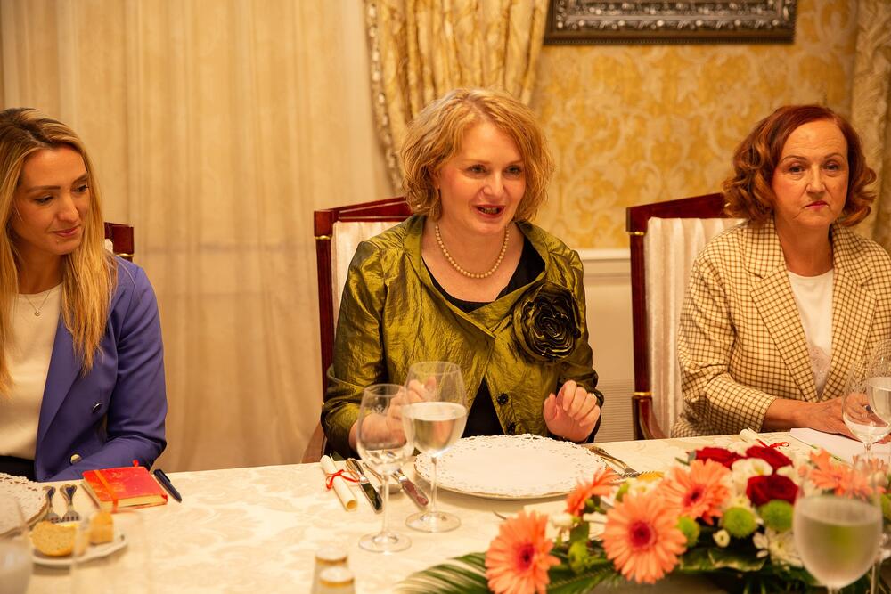 <p>Bošnjak je kazala da su Crna Gora i San Marino prijateljske zemlje sa prostorom za dalje unapređenje odnosa, budući da su obje države u Evropi koje, iako male, kako je rekla, imaju snage za velike stvari i procese<br /> </p>