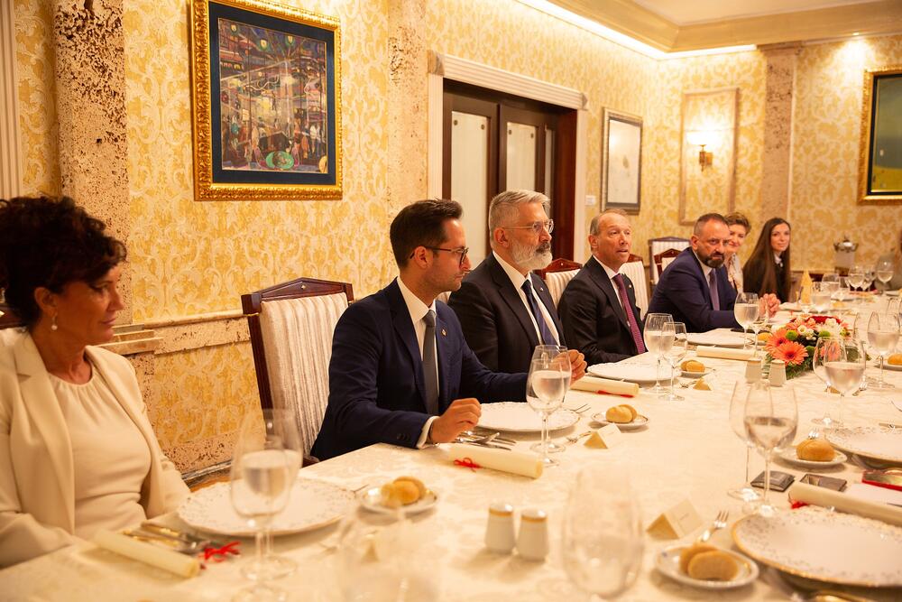 <p>Bošnjak je kazala da su Crna Gora i San Marino prijateljske zemlje sa prostorom za dalje unapređenje odnosa, budući da su obje države u Evropi koje, iako male, kako je rekla, imaju snage za velike stvari i procese<br /> </p>