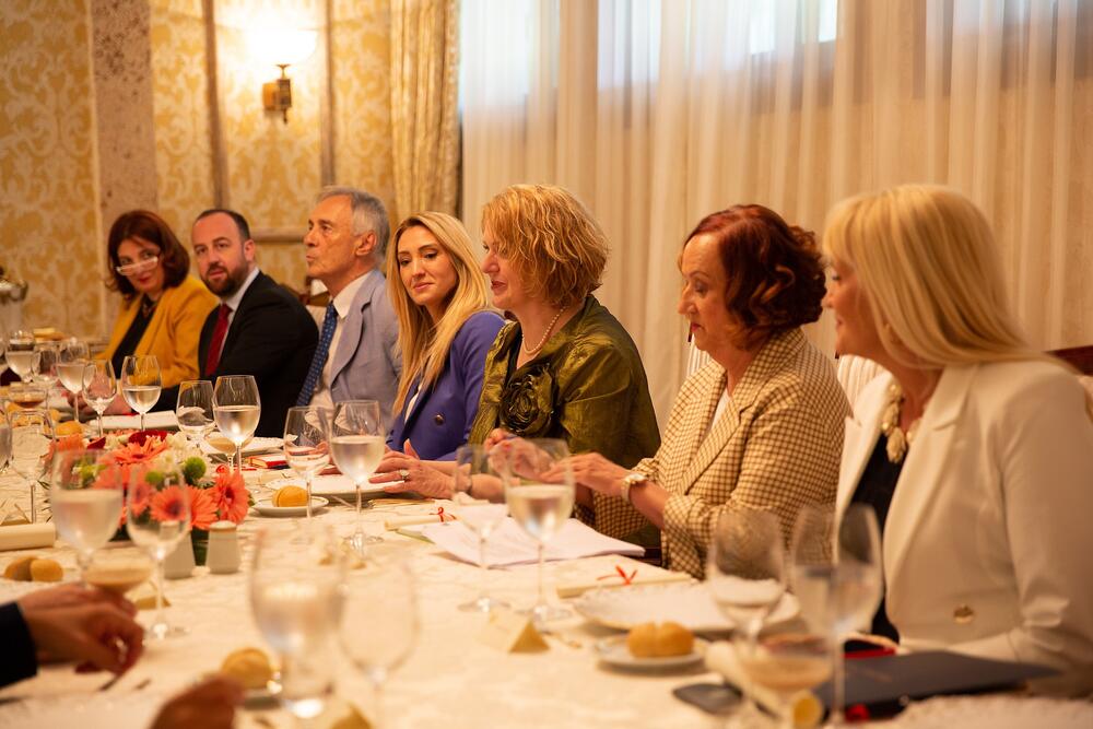 <p>Bošnjak je kazala da su Crna Gora i San Marino prijateljske zemlje sa prostorom za dalje unapređenje odnosa, budući da su obje države u Evropi koje, iako male, kako je rekla, imaju snage za velike stvari i procese<br /> </p>