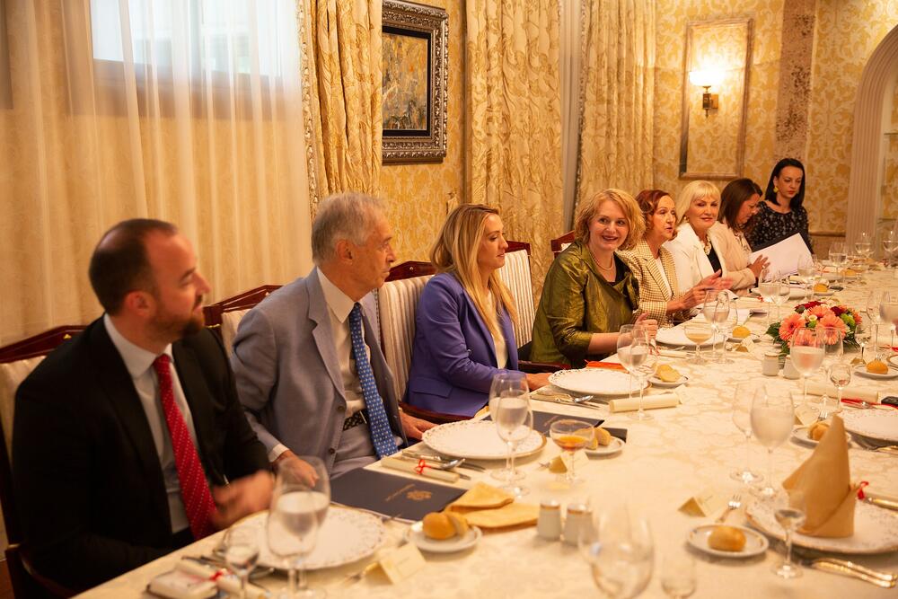 <p>Bošnjak je kazala da su Crna Gora i San Marino prijateljske zemlje sa prostorom za dalje unapređenje odnosa, budući da su obje države u Evropi koje, iako male, kako je rekla, imaju snage za velike stvari i procese<br /> </p>