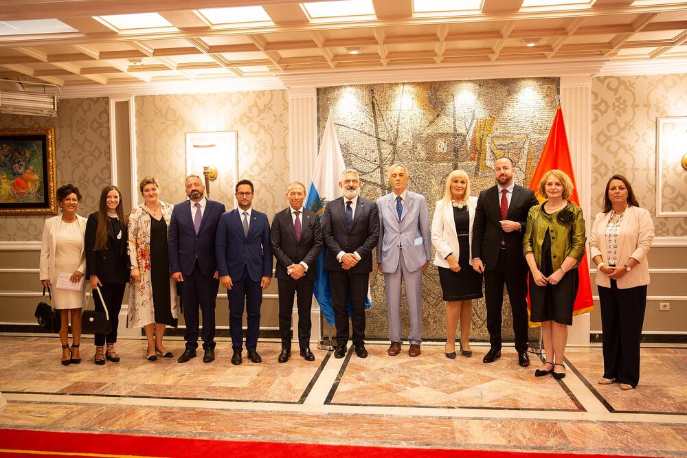 <p>Bošnjak je kazala da su Crna Gora i San Marino prijateljske zemlje sa prostorom za dalje unapređenje odnosa, budući da su obje države u Evropi koje, iako male, kako je rekla, imaju snage za velike stvari i procese<br /> </p>