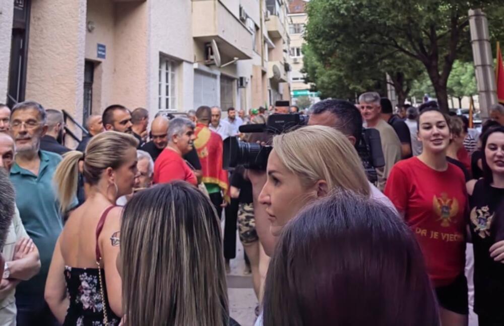 <p>Protestu prisustvuju poslanica Socijaldemokratske partije (SDP) Draginja Vuksanović Stanković, portparol Socijaldemokrata (SD) Nikola Zirojević...</p>