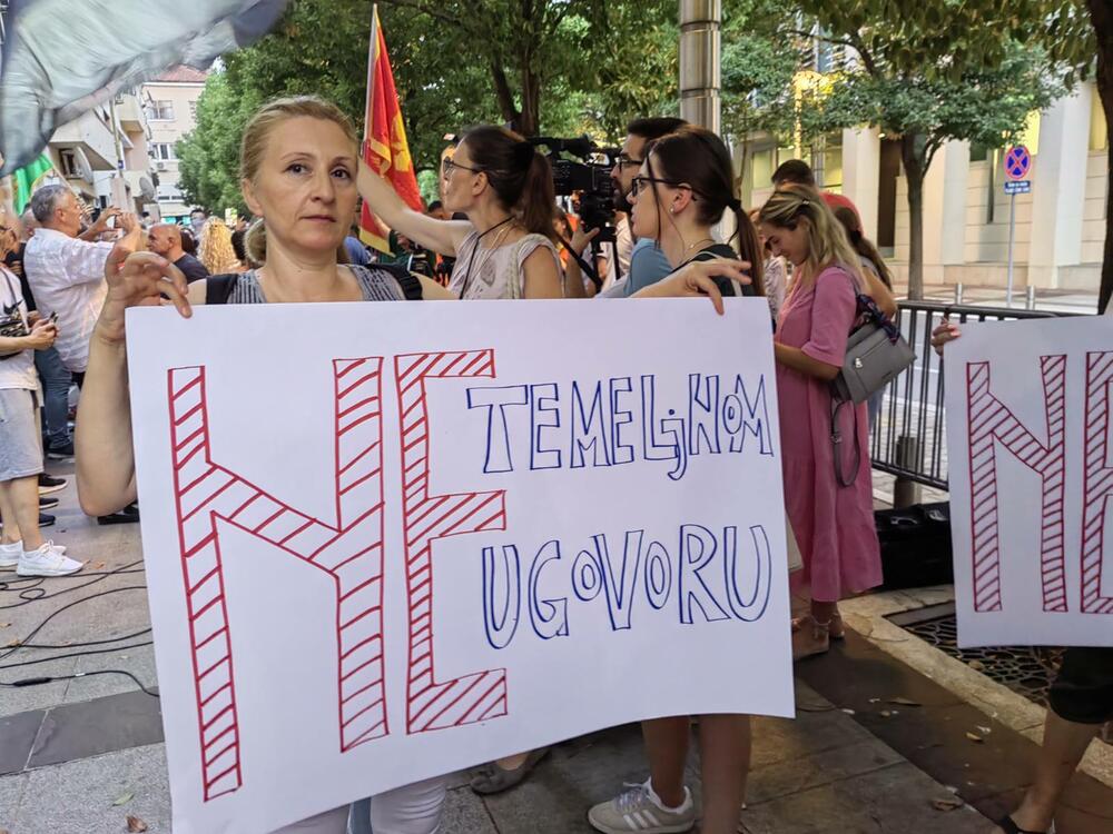 <p>Protestu prisustvuju poslanica Socijaldemokratske partije (SDP) Draginja Vuksanović Stanković, portparol Socijaldemokrata (SD) Nikola Zirojević...</p>