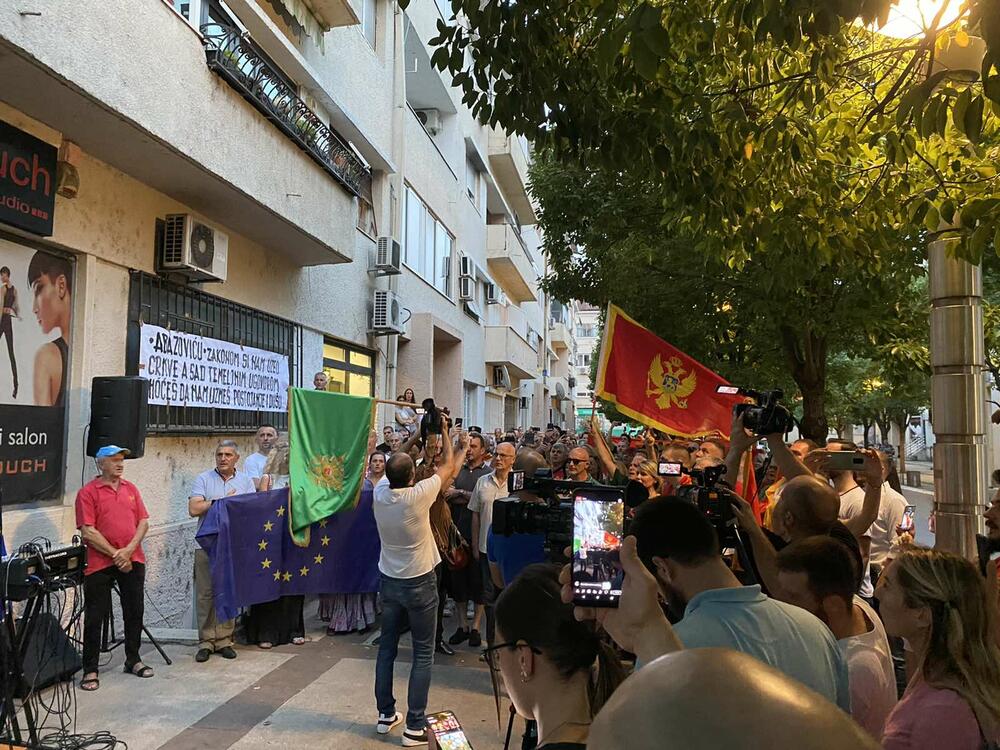 <p>Protestu prisustvuju poslanica Socijaldemokratske partije (SDP) Draginja Vuksanović Stanković, portparol Socijaldemokrata (SD) Nikola Zirojević...</p>