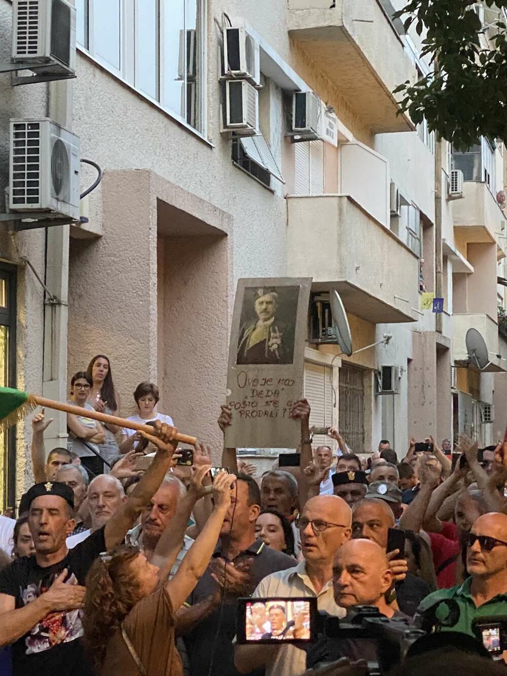 <p>Protestu prisustvuju poslanica Socijaldemokratske partije (SDP) Draginja Vuksanović Stanković, portparol Socijaldemokrata (SD) Nikola Zirojević...</p>