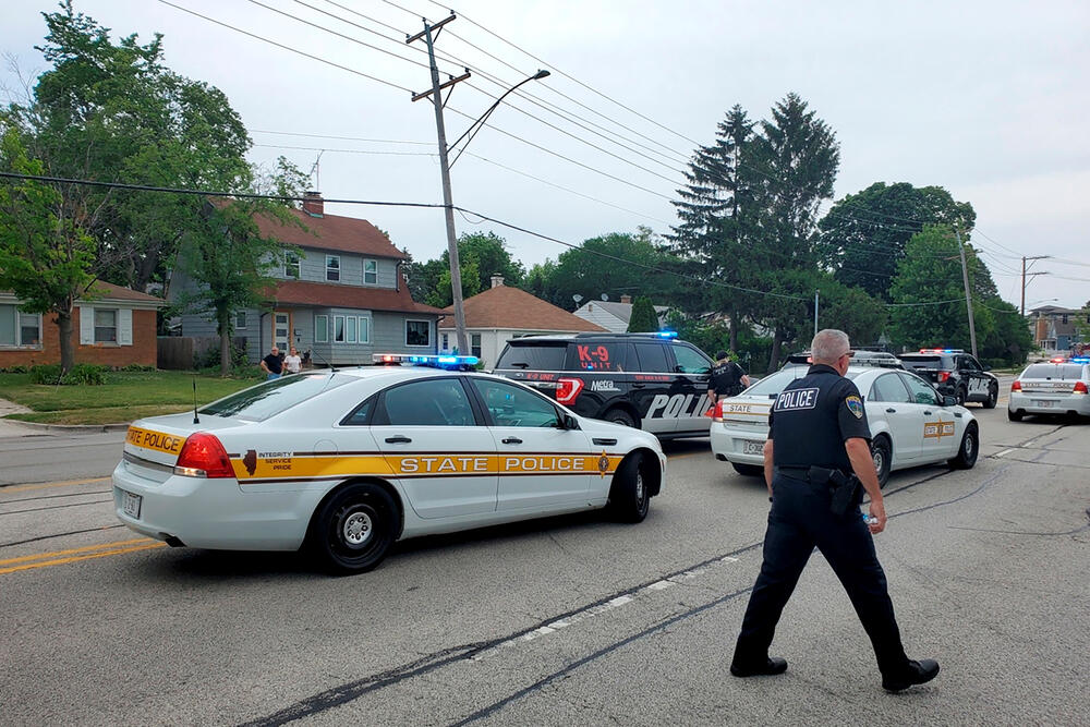 <p>Jedan od očevidaca naveo je da je čuo oko 20 uzastopnih pucnjeva, i zbog toga ocijenio da "to nije mogao da bude pištolj ili puška"</p>