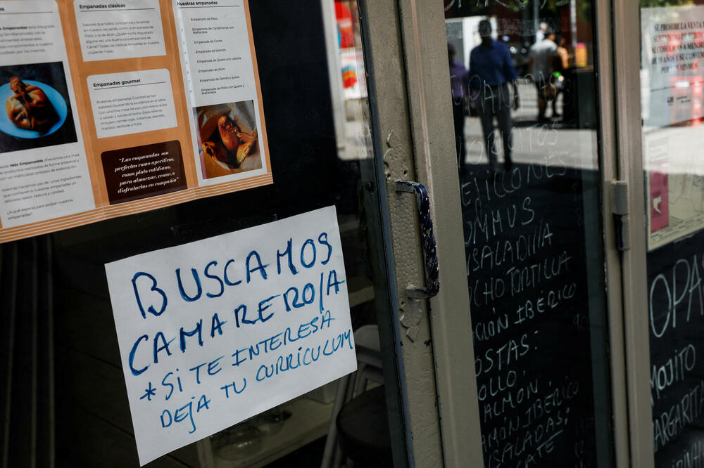 Natpis: “Potreban konobar. Ako ste zainteresovani ostavite CV” na kafiću u centru Madrida, Foto: Rojters