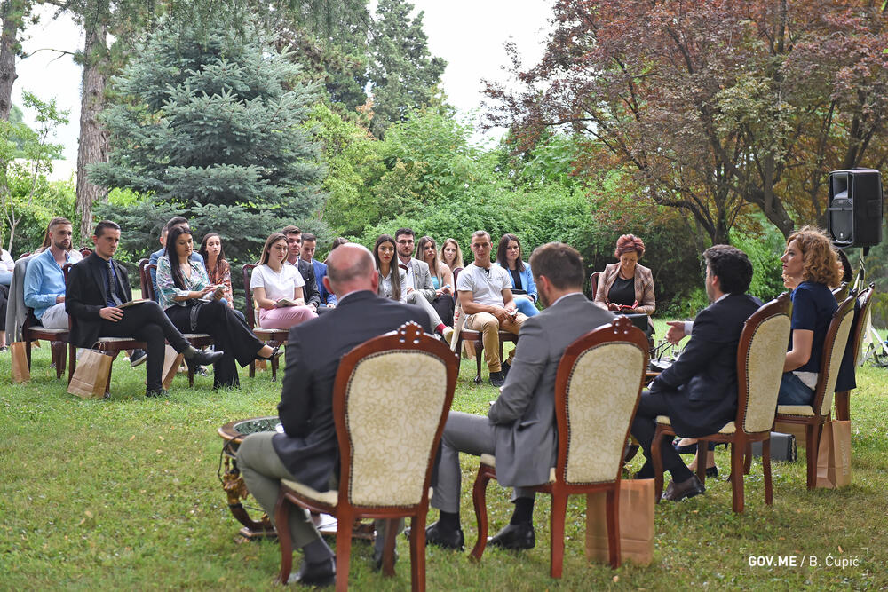 <p>"Smatram da ako postoji zemlja koja je model kako da se učini dobru stvar za sve, da se bustuje EU, ideja EU u regionu, mogućnost i motivacija kandidata da nastave na tom putu, mislim da je to naša država"<br /> </p>