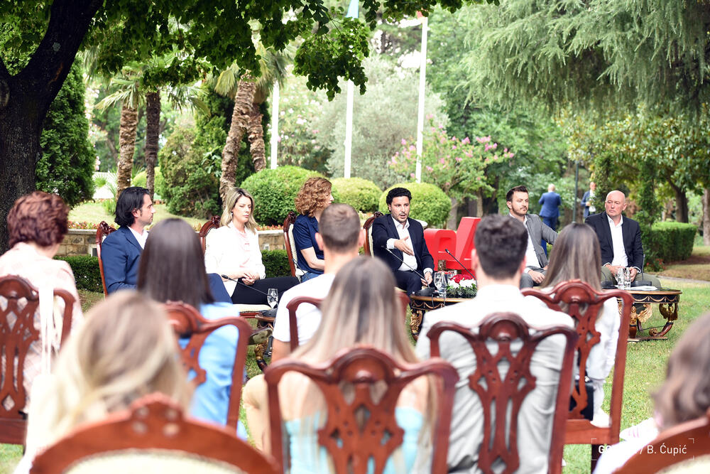 <p>"Smatram da ako postoji zemlja koja je model kako da se učini dobru stvar za sve, da se bustuje EU, ideja EU u regionu, mogućnost i motivacija kandidata da nastave na tom putu, mislim da je to naša država"<br /> </p>