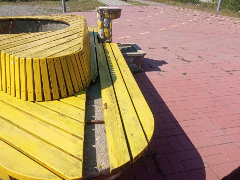 <p>Djelimično je uništeno i jedno od tri igrališta za djecu. Ljuljaška je polomljena, a na ostatku mobilijara nedostaju djelovi, pa je zbog toga i nebezbjedno</p>