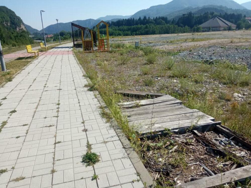 <p>Djelimično je uništeno i jedno od tri igrališta za djecu. Ljuljaška je polomljena, a na ostatku mobilijara nedostaju djelovi, pa je zbog toga i nebezbjedno</p>