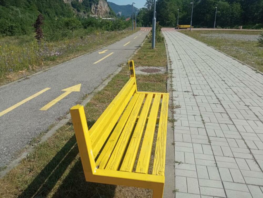 <p>Djelimično je uništeno i jedno od tri igrališta za djecu. Ljuljaška je polomljena, a na ostatku mobilijara nedostaju djelovi, pa je zbog toga i nebezbjedno</p>