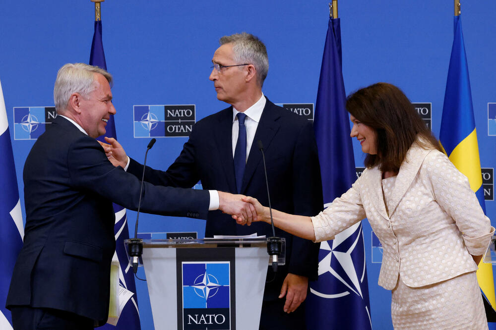 Havisto i Linde sa Stoltenbergom nakon potpisivanja protokola NATO o pristupanju, Foto: Reuters