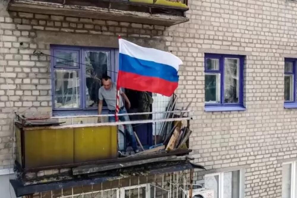 Ministarstvo odbrane u Moskvi objavilo je snimak na kom se vidi kako se ruska zastava vijori na balkonu u Lisičansku, Foto: Ministarstvo odbrane Rusije