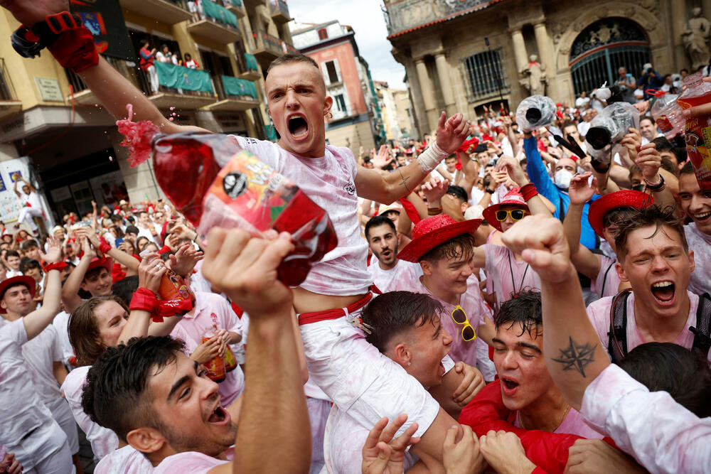 <p>Trke sa bikovima, njih ukupno osam, ulicama stare četvrti Pamplone, na trasi dugoj 800 metara, počinju u četvrtak i trajaće sedam dana</p>
