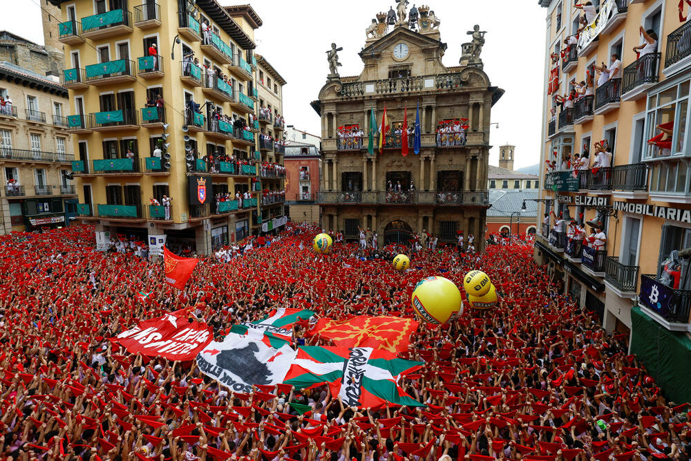 <p>Trke sa bikovima, njih ukupno osam, ulicama stare četvrti Pamplone, na trasi dugoj 800 metara, počinju u četvrtak i trajaće sedam dana</p>