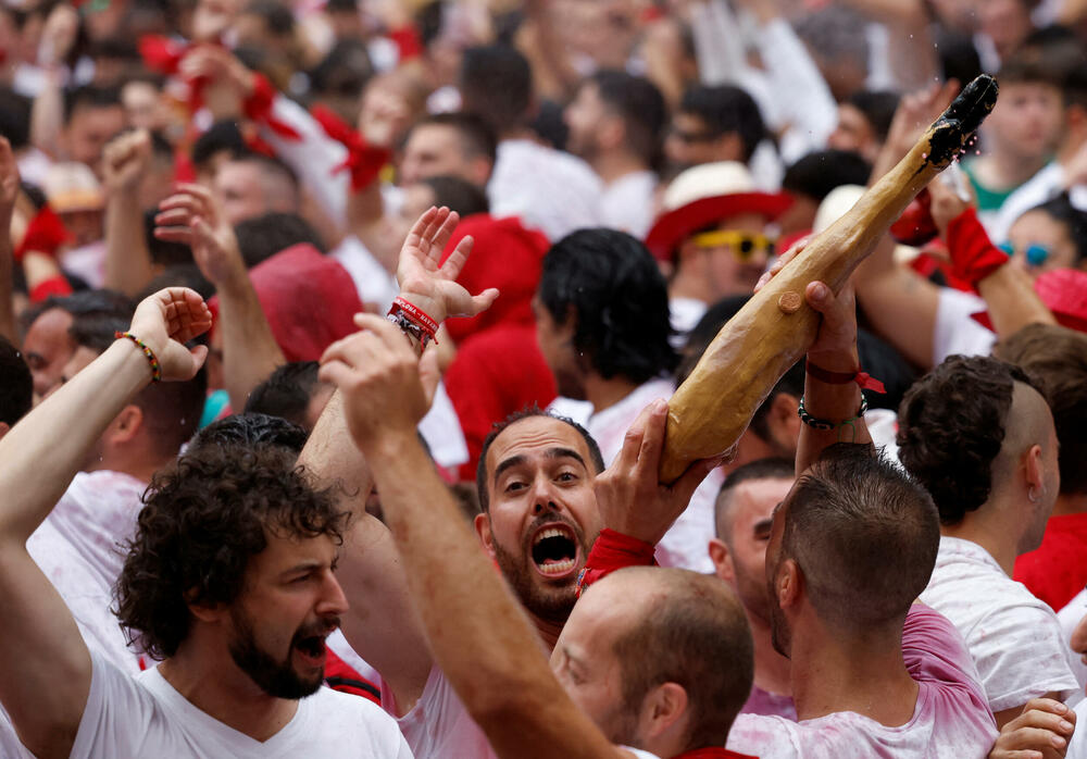 <p>Trke sa bikovima, njih ukupno osam, ulicama stare četvrti Pamplone, na trasi dugoj 800 metara, počinju u četvrtak i trajaće sedam dana</p>
