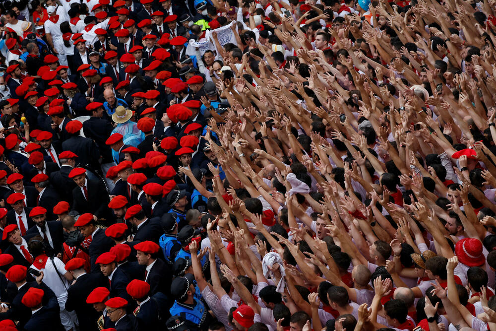 <p>Trke sa bikovima, njih ukupno osam, ulicama stare četvrti Pamplone, na trasi dugoj 800 metara, počinju u četvrtak i trajaće sedam dana</p>