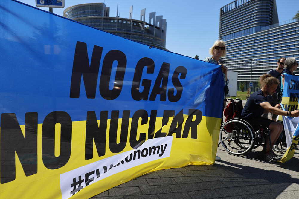 Protest aktivista za zaštitu klime ispred Evropskog parlamenta - Foto, Foto: Beta/AP