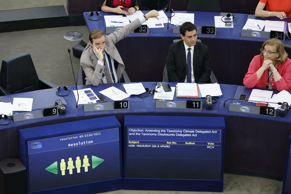 Malik Azmani iz grupe Obnova Evropa, reaguje tokom glasanja evropskih poslanika