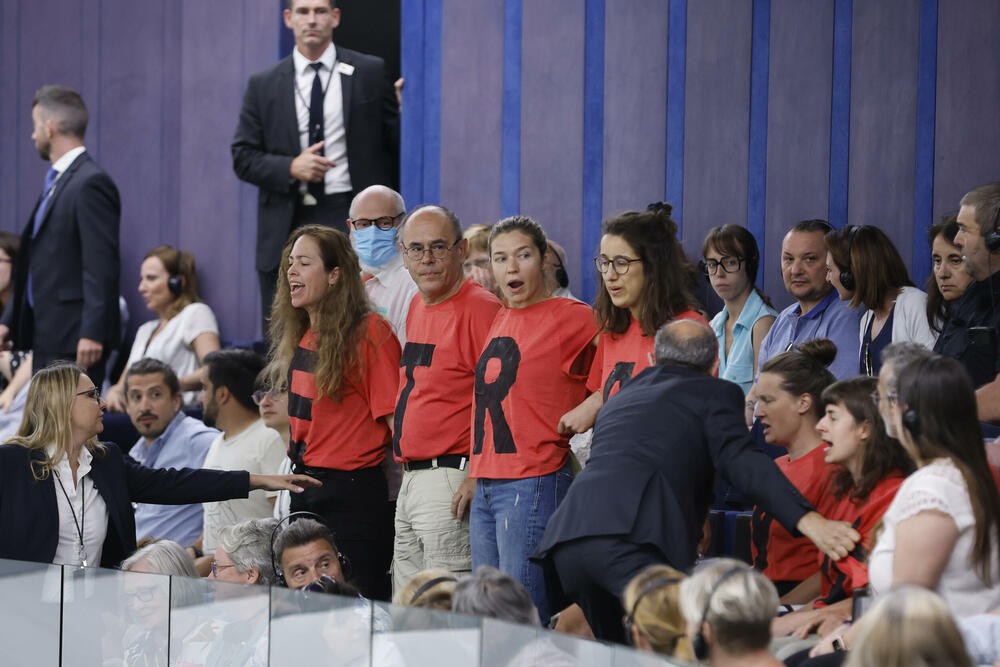Klimatski aktivisti protestuju nakon glasanja u Evropskom parlamentu