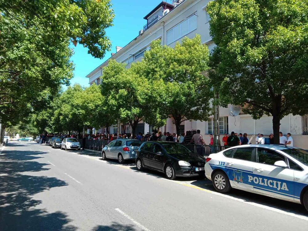 <p>Policajac Rmandić zamolio je kolege da ne politizuju proteste, dodajući da oni neće biti saradnici onima koji žele da se bave politkom</p>