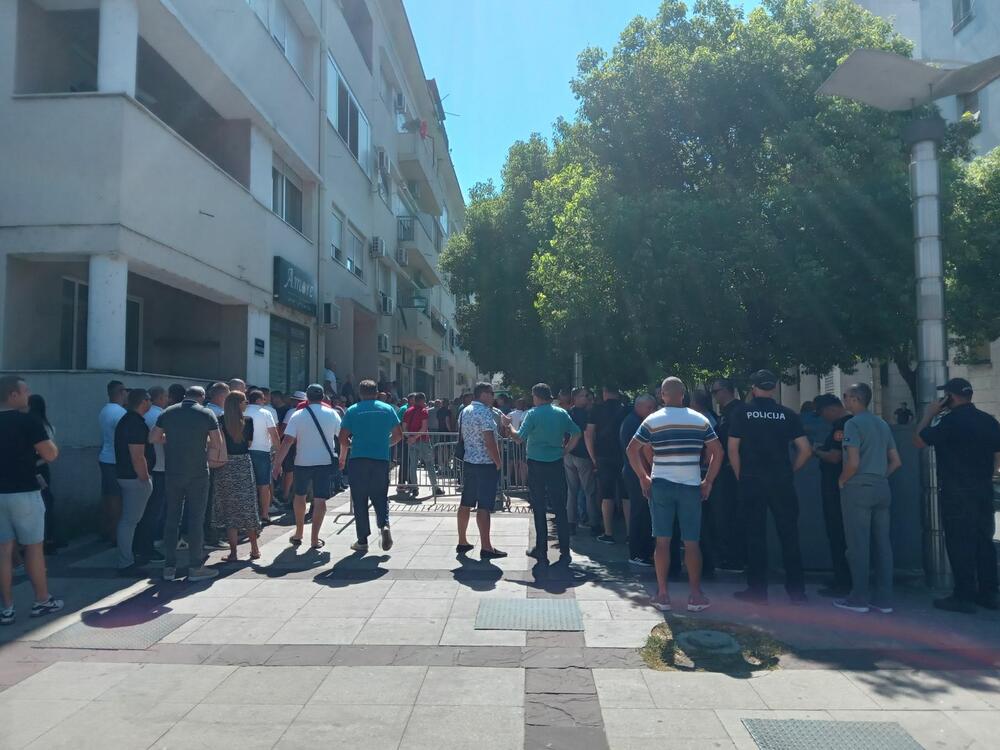 <p>Policajac Rmandić zamolio je kolege da ne politizuju proteste, dodajući da oni neće biti saradnici onima koji žele da se bave politkom</p>