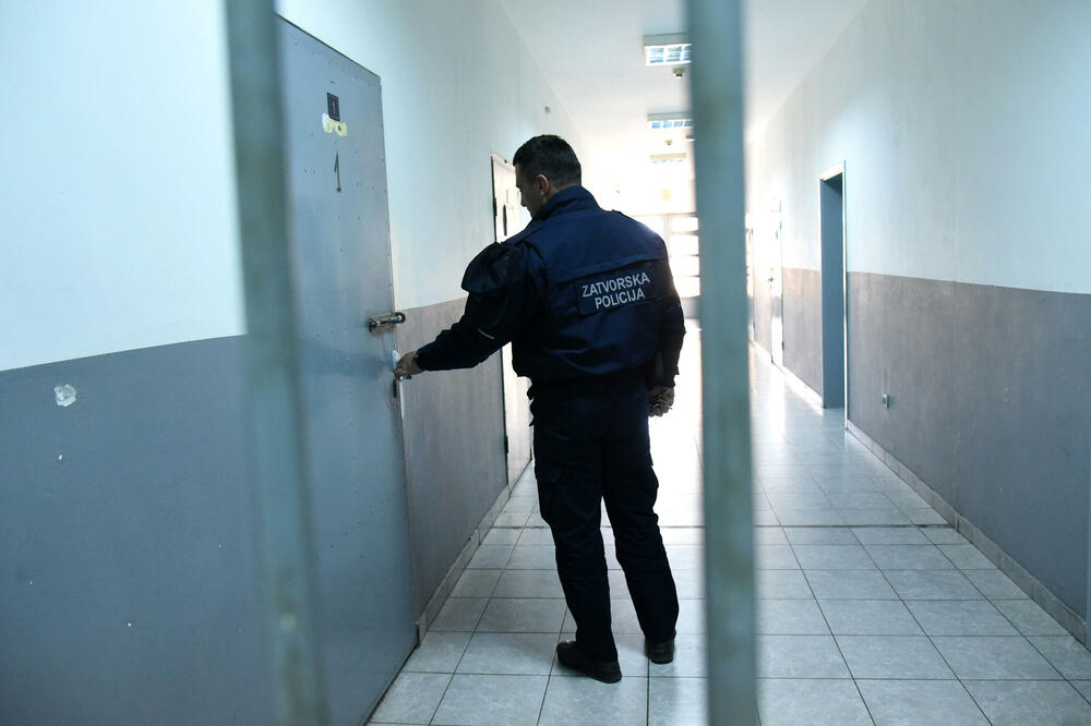 Sud može uslovno otpustiti s izdržavanja kazne zatvora osuđenog koji je izdržao dvije trećine, a izuzetno polovinu kazne zatvora (ilustracija), Foto: BORIS PEJOVIC