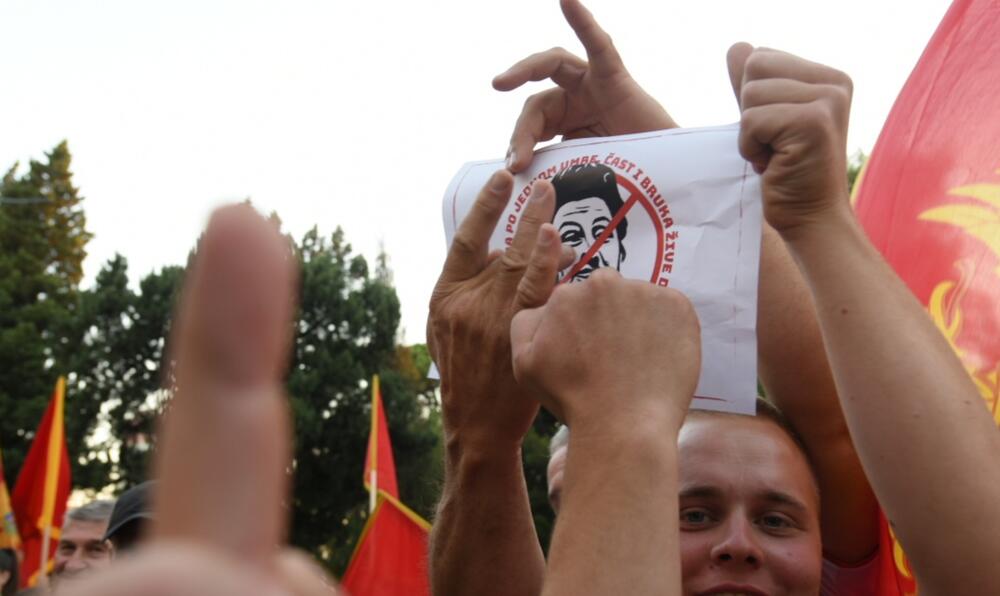 <p>Kako je najavljeno, građani će cijelu noć provesti ispred zgrade Vlade</p>