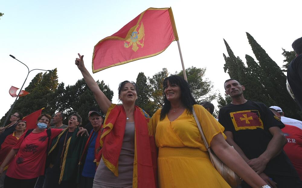 <p>Kako je najavljeno, građani će cijelu noć provesti ispred zgrade Vlade</p>