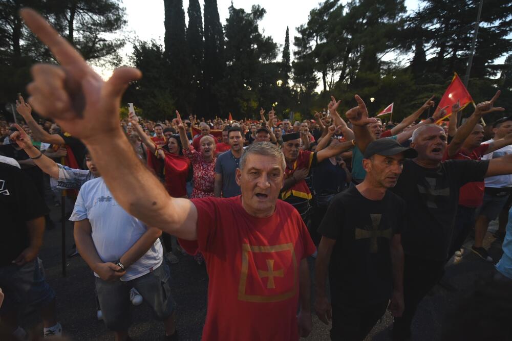 <p>Kako je najavljeno, građani će cijelu noć provesti ispred zgrade Vlade</p>